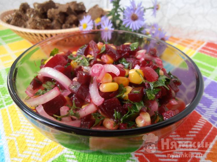 Салат из свёклы с кукурузой и луком - фото шаг 6