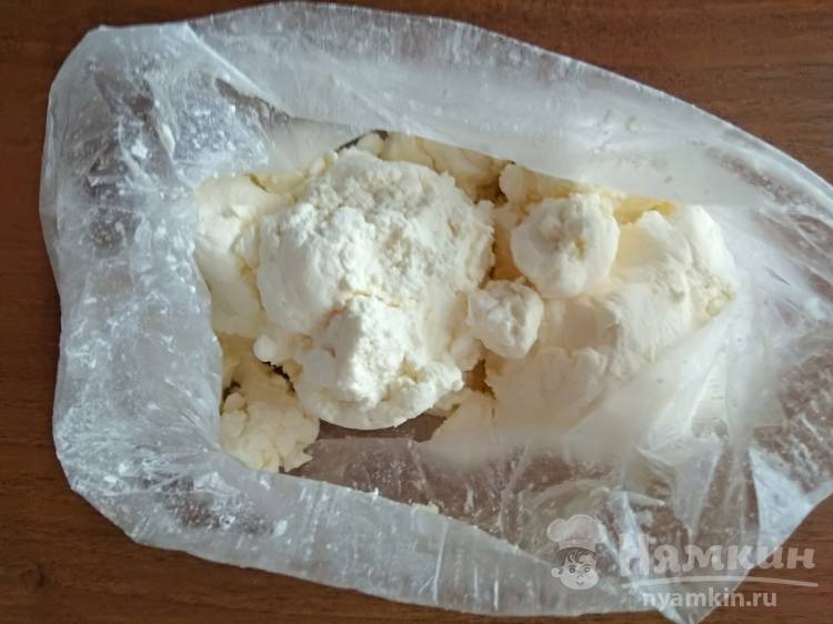 Творог с грецкими орехами и изюмом - фото шаг 1