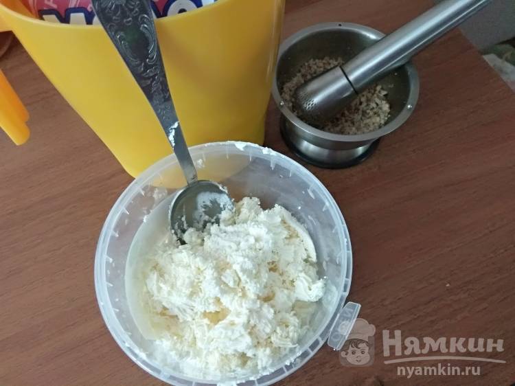 Творог с грецкими орехами и изюмом - фото шаг 3