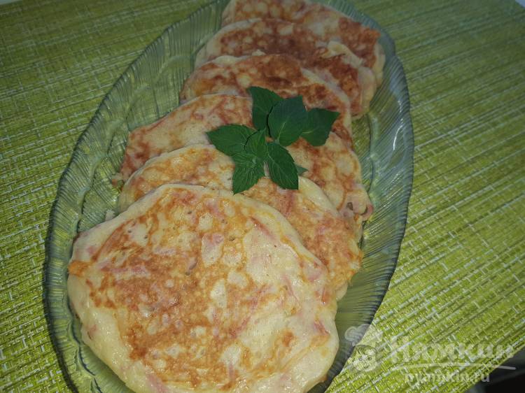 Оладьи с колбасой на сковороде - фото шаг 8