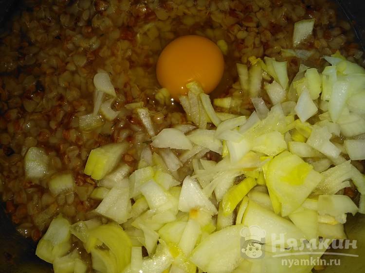 Гречневая запеканка с помидорами и луком на молоке в духовке - фото шаг 1