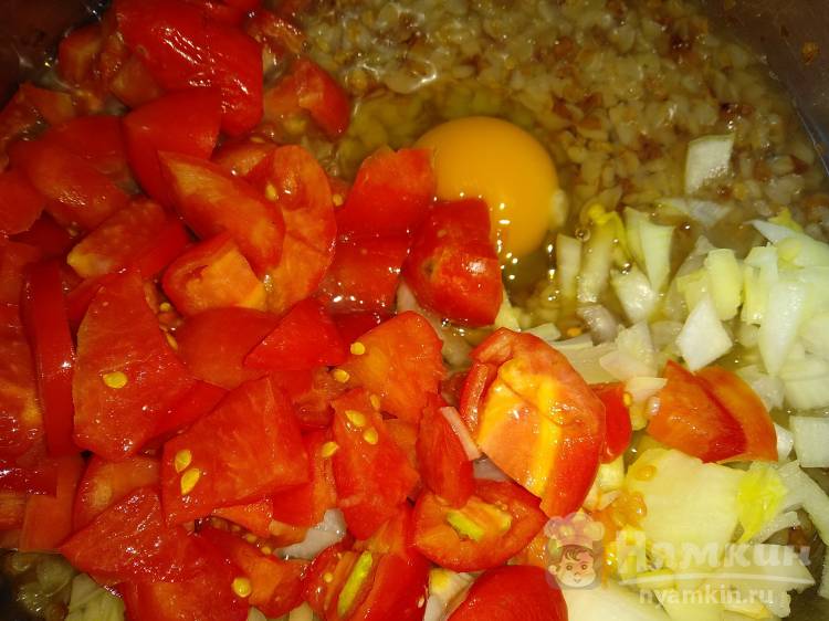 Гречневая запеканка с помидорами и луком на молоке в духовке - фото шаг 2