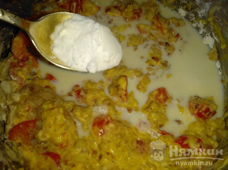 Гречневая запеканка с помидорами и луком на молоке в духовке - фото шаг 4