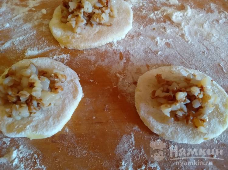 Диетические вареники с гречкой и репчатым луком - фото шаг 2