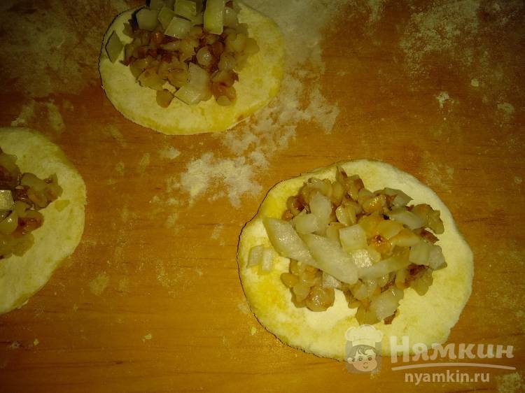 Диетические вареники с гречкой и репчатым луком - фото шаг 3