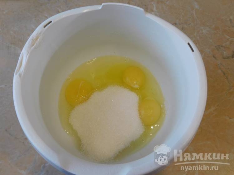 Творожная запеканка с яблоками по-домашнему - фото шаг 1