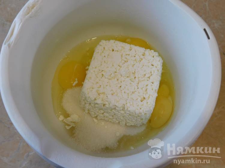 Творожная запеканка с яблоками по-домашнему - фото шаг 2