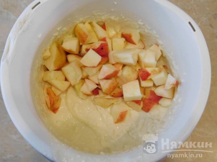 Творожная запеканка с яблоками по-домашнему - фото шаг 4