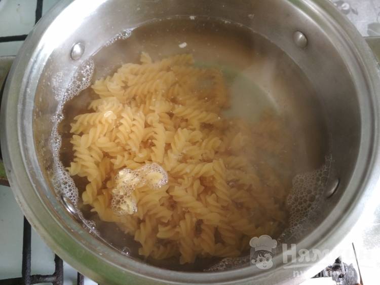 Жареные макароны с яйцом и сыром - фото шаг 2