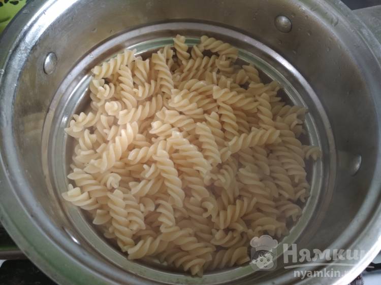 Жареные макароны с яйцом и сыром - фото шаг 3