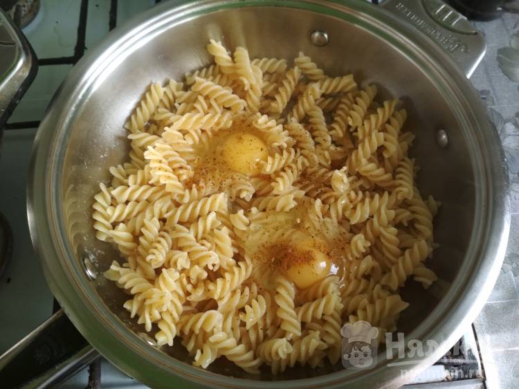 Жареные макароны с яйцом и сыром - фото шаг 6