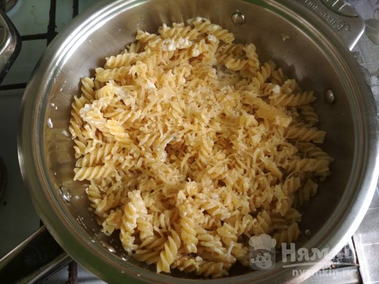 Жареные макароны с яйцом и сыром - фото шаг 7