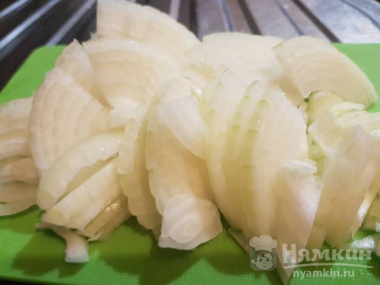 Курица тушеная в кастрюле со сметаной и луком - фото шаг 3