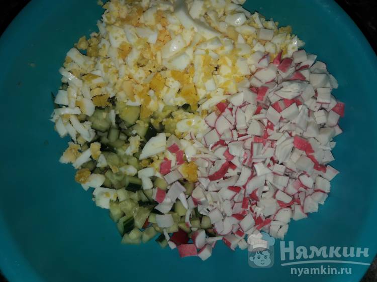 Салат с крабовыми палочками, болгарским перцем и яйцами - фото шаг 2