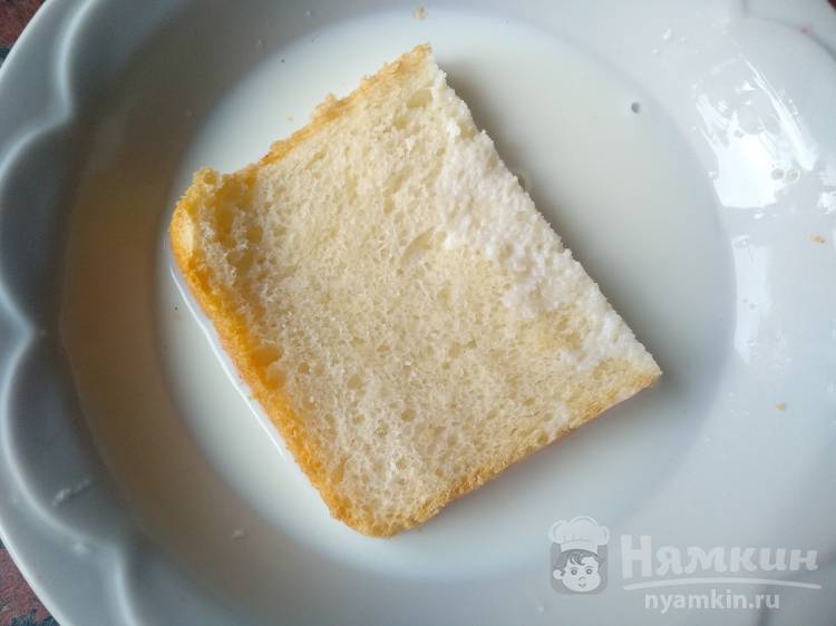Гренки в молоке с яйцом, помидором и копченым беконом на сковороде - фото шаг 1