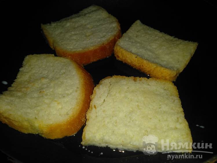 Гренки в молоке с яйцом, помидором и копченым беконом на сковороде - фото шаг 2