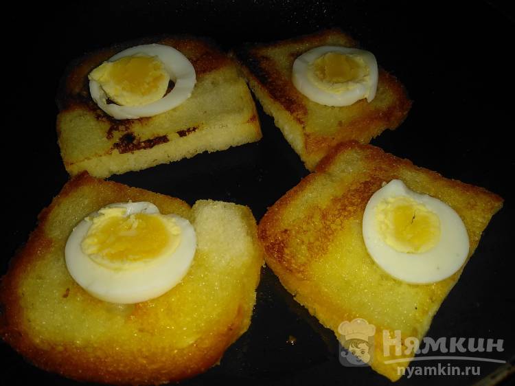 Гренки в молоке с яйцом, помидором и копченым беконом на сковороде - фото шаг 3