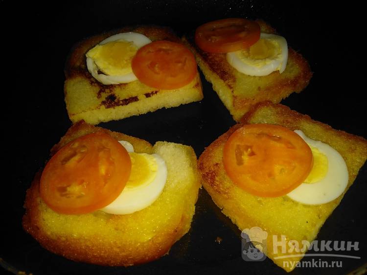Гренки в молоке с яйцом, помидором и копченым беконом на сковороде - фото шаг 4