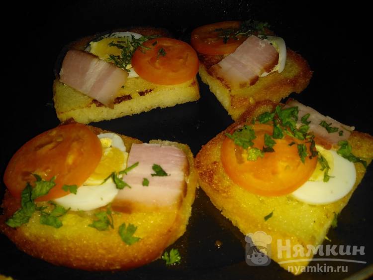 Гренки в молоке с яйцом, помидором и копченым беконом на сковороде - фото шаг 5