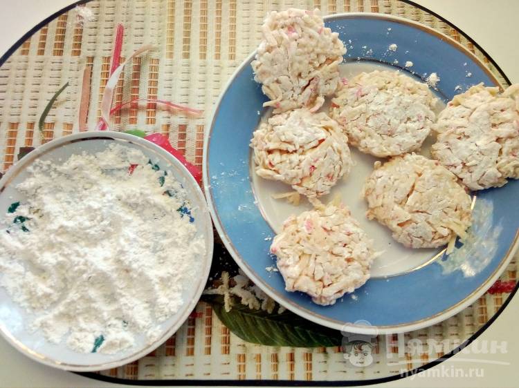 Котлетки из крабовых палочек и сыра на сковороде - фото шаг 5