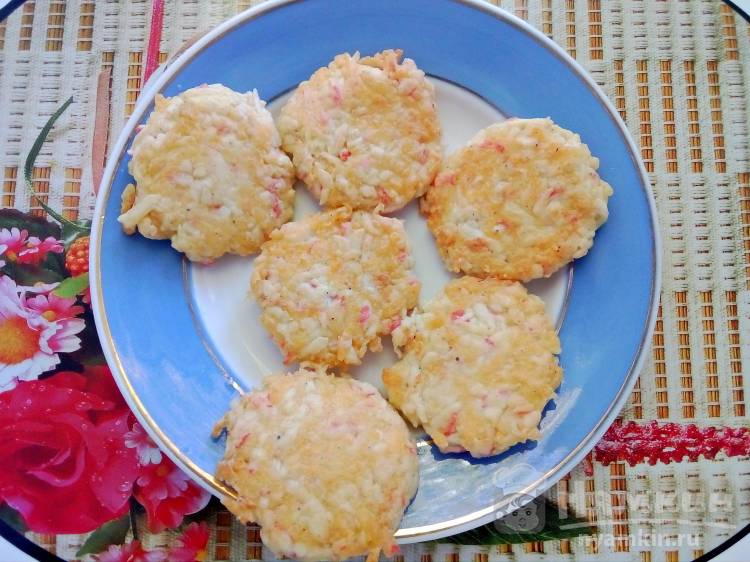 Котлетки из крабовых палочек и сыра на сковороде - фото шаг 7