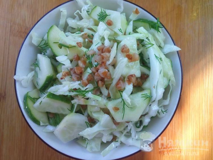 Салат с гречкой, огурцами и капустой - фото шаг 5