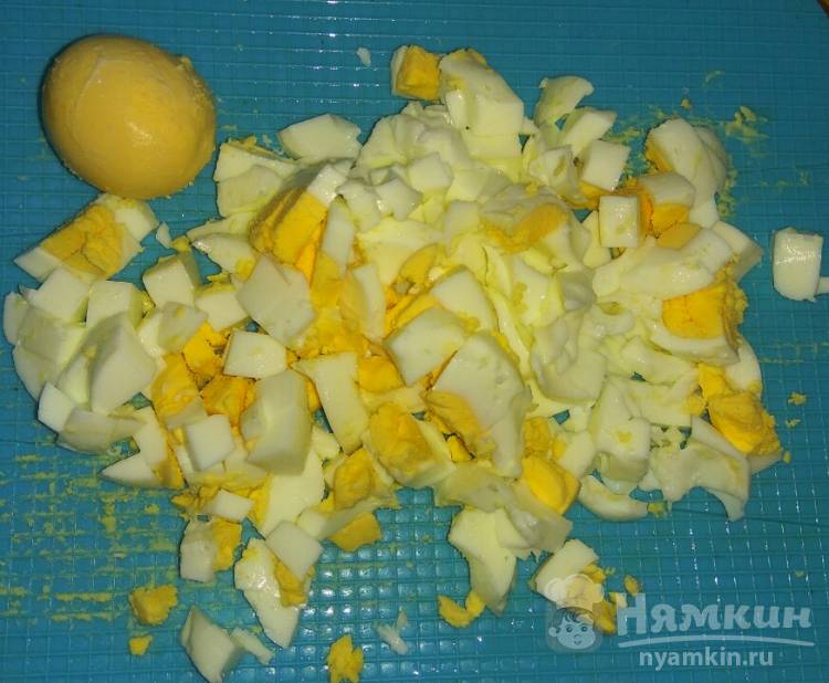 Салат с редиской, зелёным луком и яйцом - фото шаг 2