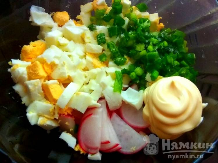 Салат с редиской, зелёным луком и яйцом - фото шаг 4
