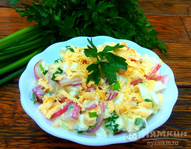 Салат с редиской, зелёным луком и яйцом - фото шаг 5
