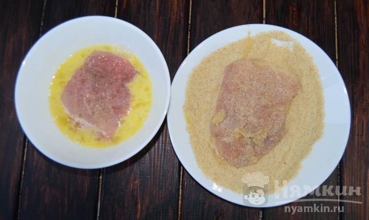 Отбивные из свинины в панировочных сухарях жаренные на сковороде  - фото шаг 3