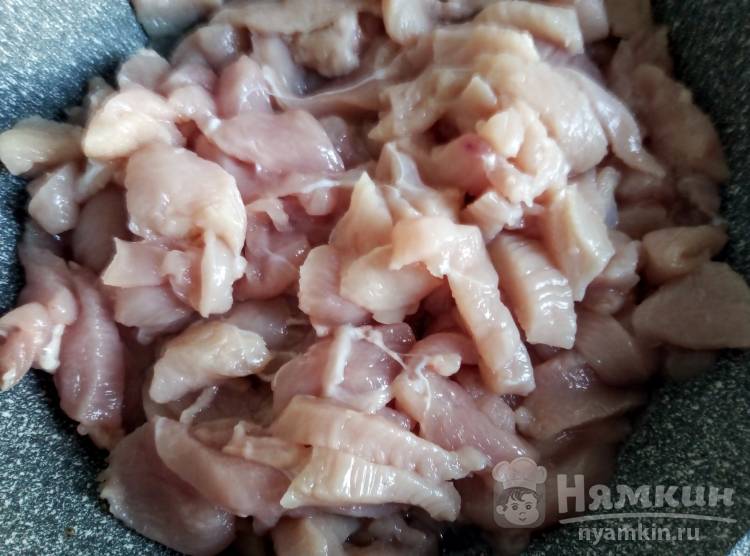 Куриное филе тушеное со специями на сковороде  - фото шаг 1