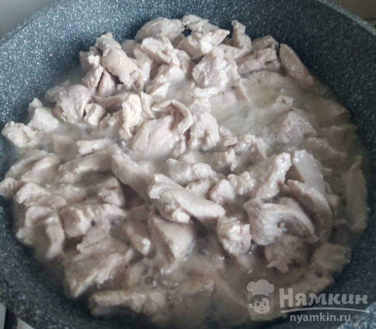 Куриное филе тушеное со специями на сковороде  - фото шаг 3