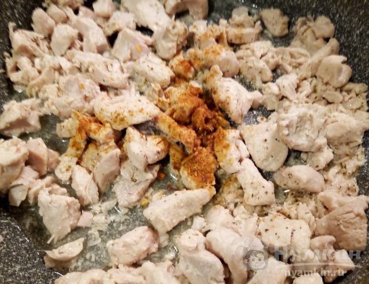 Куриное филе тушеное со специями на сковороде  - фото шаг 4