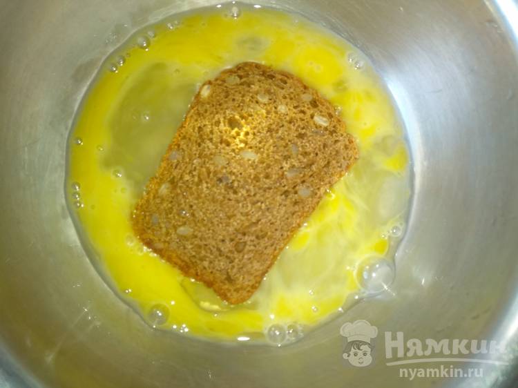 Гренки из черного хлеба в яйце с сыром и помидором на сковороде - фото шаг 2