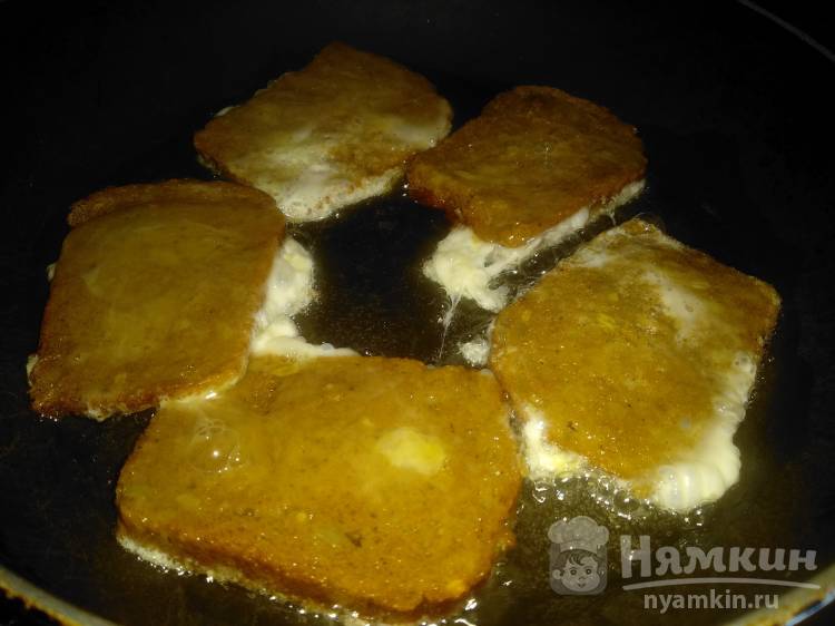 Гренки из черного хлеба в яйце с сыром и помидором на сковороде - фото шаг 3