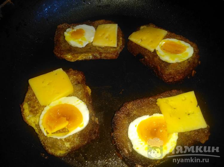 Гренки из черного хлеба в яйце с сыром и помидором на сковороде - фото шаг 4