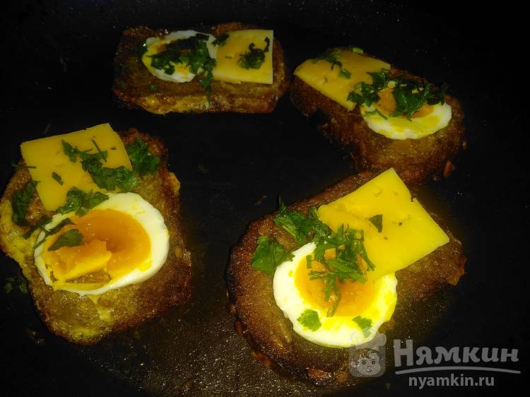 Гренки из черного хлеба в яйце с сыром и помидором на сковороде - фото шаг 5