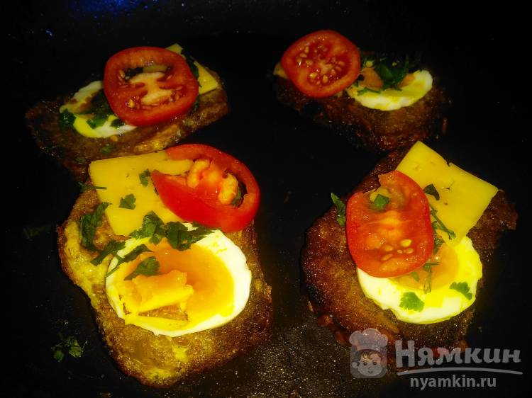 Гренки из черного хлеба в яйце с сыром и помидором на сковороде - фото шаг 6