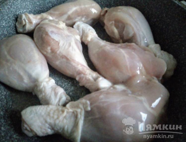 Куриные голени со сметаной и зеленью на сковороде  - фото шаг 1