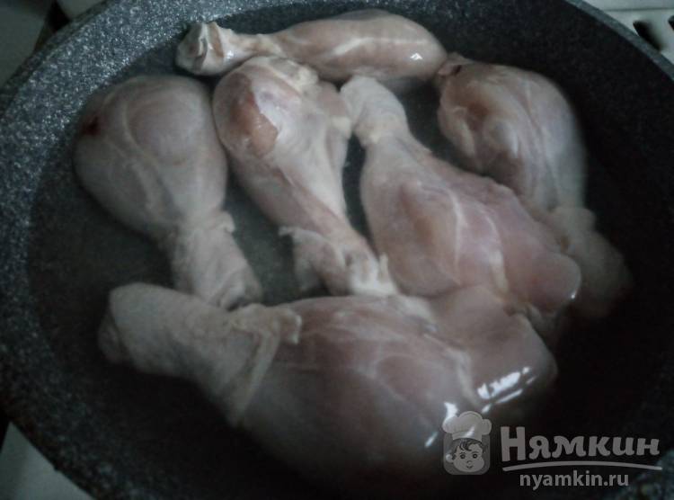 Куриные голени со сметаной и зеленью на сковороде  - фото шаг 2