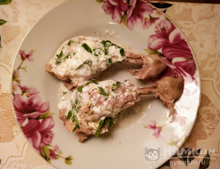 Куриные голени со сметаной и зеленью на сковороде  - фото шаг 4