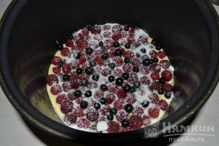 Пирог с ягодами в мультиварке - Рецепт