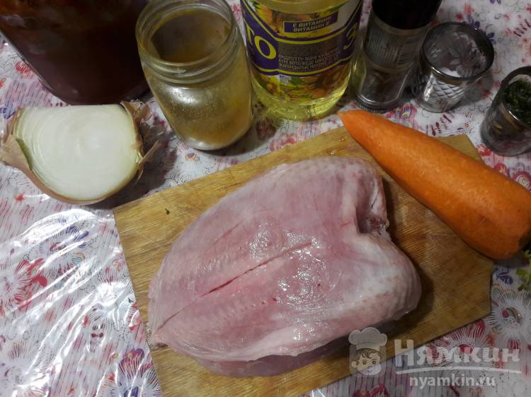 Курица с луком и томатной пастой на сковороде