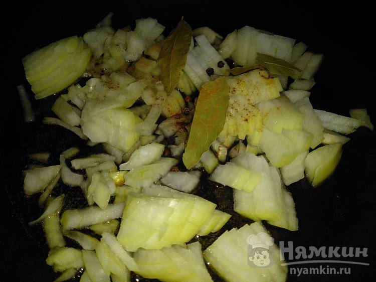 Острая икра из вареной свеклы с луком и корицей на сковороде - фото шаг 1