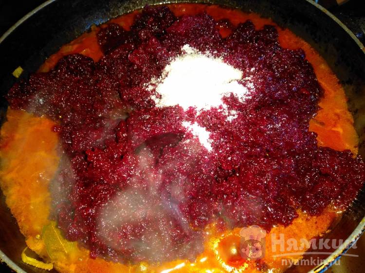 Острая икра из вареной свеклы с луком и корицей на сковороде - фото шаг 4