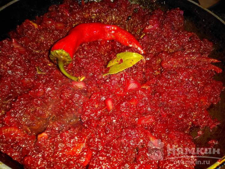Острая икра из вареной свеклы с луком и корицей на сковороде - фото шаг 5