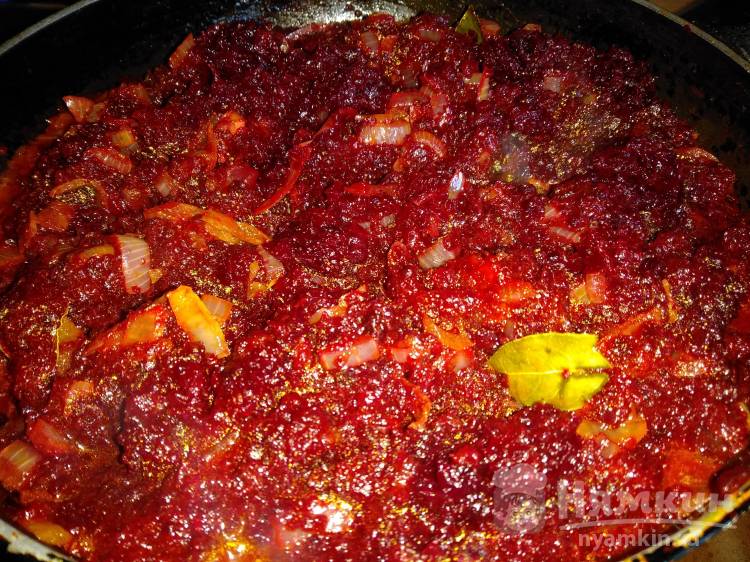 Острая икра из вареной свеклы с луком и корицей на сковороде - фото шаг 6