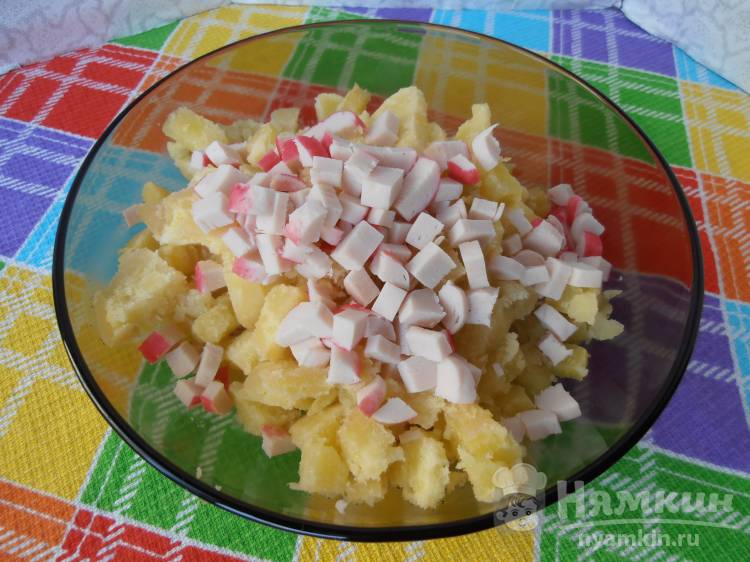 Салат из крабовых палочек с помидором и картофелем