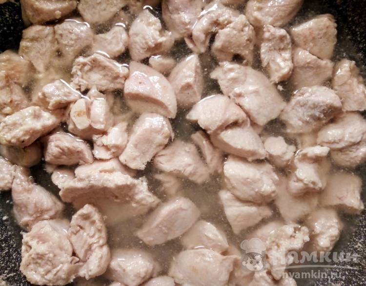 Тушёная курица с кабачками и перцем на сковороде: рецепт - Лайфхакер