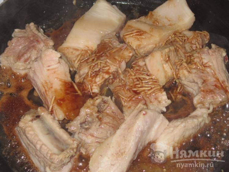 Тушеные свиные ребрышки с медом на сковороде. Пошаговый рецепт с фото